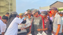 Puluhan Tukang Becak Serbu Gressmall