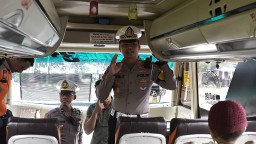 Polisi Edukasi Pemudik Dalam Mudik Gratis Pemkab dan Polres Gresik