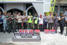 Tinjau Posko Pelayanan Mudik di Ngawi, Pj. Gubernur Adhy: Layanannya Lengkap, Pemudik yang Lelah Berkendara Silahkan Istirahat