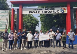 Branch Office Sidoarjo memberikan bantuan kepada 70 stand toko gudang (togu) di Pasar Larangan Sidoarjo.