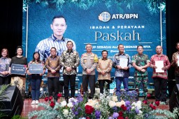 Dampingi Menteri ATR/BPN Serahkan Sertipikat Tanah Rumah Peribadatan, Pj. Gubernur Adhy Sebut Langkah Strategis untuk Berikan Kepastian Hukum
