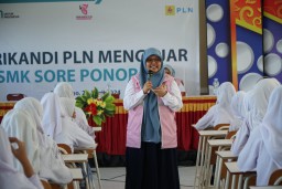 Srikandi PLN Edukasi Ketenagalistrikan ke Siswi SMK Ponorogo