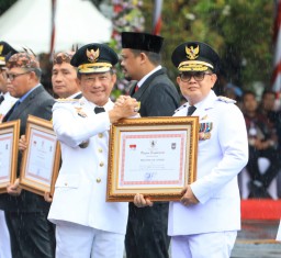 Terima Penghargaan dari Mendagri di Hari Otoda XXVIII, Pj. Gubernur Adhy: Transformasi Digital dalam Reformasi Birokrasi Jadi Kunci Keberhasilan Jatim