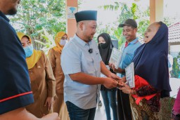Jelang Lebaran, Bupati Fandi Akhmad Yani Salurkan Bantuan Sosial Untuk Masyarakat.