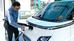 Penuhi Kebutuhan Pengguna Kendaraan Listrik, PLN Surabaya Barat Hadirkan SPKLU untuk Kenyamanan Pengisian Daya