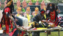 Pemkab Banyuwangi Suguhi Wisatawan Sendratari Meras Gandrung