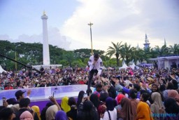 Happy Asmara Goyang Ribuan Warga Madiun di Alun-alun