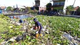 Pemprov Jatim Bersama PT Suparma Tbk Bersihkan Sungai Pelayaran Sidoarjo