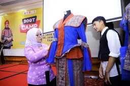 Dekranasda Jatim Ajak Peserta Kembangkan Ide Kreatif Dunia Fashion