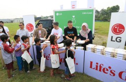 LG Distribusikan 3.000 Paket Makanan