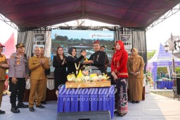 Bupati Ikfina Resmikan RTH Sekumpul Mojo