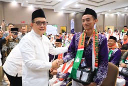 Pj. Gubernur Jatim Lepas Keberangkatan 366 Jamaah Haji Kloter I Surabaya
