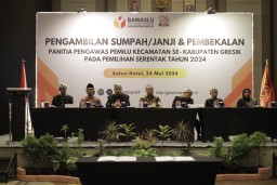 Bawaslu Gresik Lantik 54 Panwascam, Baju Adat Jadi Simbol Politik Berbudaya