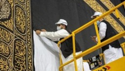 Jelang Puncak Haji, Pemerintah Arab Saudi Gulung Kiswah Ka'bah dengan Kain Putih