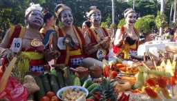 Ribuan Orang Nguleg Rujak Bareng di Taman Surya