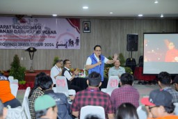 Hadiri Rakor Penanganan Darurat Bencana Bersama Media Massa, Pj Gubernur Adhy Sebut Strategi Pentahelix Terbukti Jitu Dalam Penanganan Bencana di Jatim