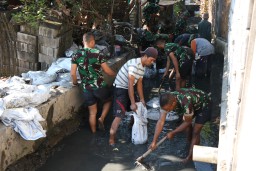Guyub rukun, Satgas TMMD 120 Kodim 0816/Sidoarjo melaksanakan pembersihan sungai dan jalan raya