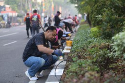Pegawai Pemkot Surabaya Kerja Bakti Cat Ulang Curbing Median Jalan