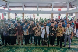 Peduli Nelayan Saat Musim Barat, Bupati Gresik Kembali Gelontorkan Ratusan Paket Sembako