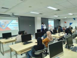Generasi #Cari Aman Bersama Mahasiswa UNESA di MPM Safety Riding Center.