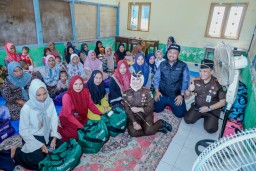 Bupati Gresik Dampingi Kajati Jatim Serahkan Bantuan dan Tinjau Huntara Korban Gempa Bawean