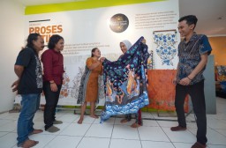 Pelindo Marine Dorong Pemanfaatan Pewarna Alami untuk Batik Surabaya Maritim