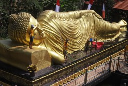 Jelang Perayaan Waisak, Patung Buddha Tidur Trowulan Mojokerto Dibersihkan