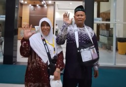 Tabungan Hasil Ngarit Antarkan Paridjan dan Istri Naik Haji