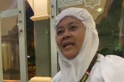 Kumpulkan Uang dari Jualan Kerupuk, Nur Hasanah Akhirnya Berangkat Haji