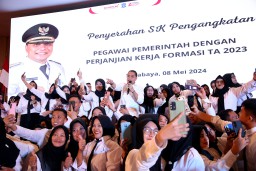 Wali Kota Eri Cahyadi Serahkan 1.366 SK PPPK Pemkot Surabaya