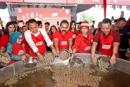 Cak Eri dan Mbak Inul Masak 1.500 Bakso Bareng