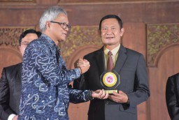 Sukses Turunkan Stunting di Lamongan, Pak Yes Dapat Penghargaan Pusat