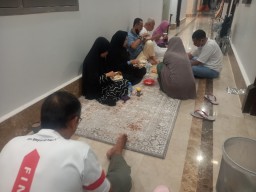 Asyiknya Jamaah Haji Makan Bersama di Lorong Kamar Hotel