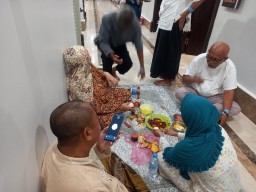 Jamaah Haji Lansia Dapat Makanan dan Buah Lembut
