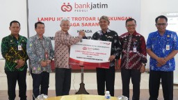 Tingkatkan Ekonomi dan Kualitas Pendidikan, BankJatim Serahkan Dua CSR Sekaligus