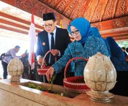 Ziarah ke Makam Bung Karno, Pj. Gubernur Jatim Ajak Kuatkan Gotong Royong dan Persatuan