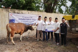 Telkomsel Salurkan Daging Kurban ke Masyarakat