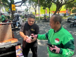 Rayakan Idul Adha, Gressmall Bagikan Daging Kurban