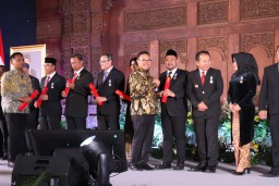 Bupati Gresik Terima Penghargaan Manggala Karya Kencana