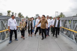 Pj. Gubernur Jatim Resmikan Tanggul Sungai Mujur dan Jembatan Kloposawit di Lumajang