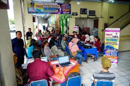 DPM-PTSP Kota Madiun Jemput Bola Izin Pedagang Pasar Besar