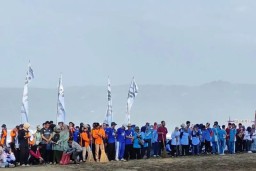 Ribuan Orang Punguti Sampah di Pantai Pancet Dor Pacitan
