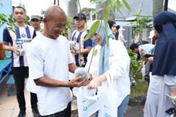 Jasa Tirta I Bagikan Ratusan Bibit Pohon Buah ke Masyarakat