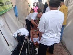 Usai Lempar Jumrah Jamaah Haji Laki Bertahalul Cukur Gundul