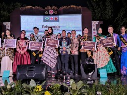 Dukung Kegiatan Dekranasda, Bupati Gresik Serahkan Penghargaan Kepada PT Smelting