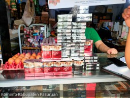 Satpol PP Pasuruan dan Bea Cukai Razia Toko Rokok