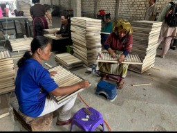 Perajin Mebel Gresik Dapat Bantuan TJSL dari PLN UIT JBM
