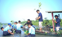 Pelindo Bersama TNI dan Warga Tanam Mangrove di Konservasi Mangrove Romokalisari