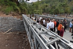Pj. Gubernur Adhy Resmikan Jembatan Lumbang Pasuruan