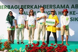 Sambut HUT Ke-52, Petrokimia Gresik Kembali Berbagi Berkah Bersama Abang Becak dan Masyarakat Sekitar